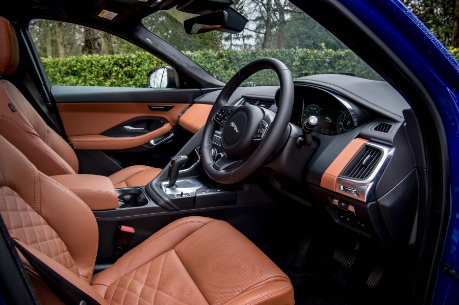 Интерьер Jaguar E-Pace D180 AWD SE 2018 года  (UK) (фото 25 из 32)